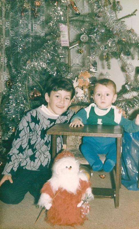 Smiley, impreuna cu fratele sau, in fata bradului de Craciun