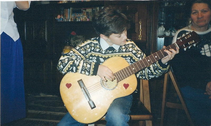 Smiley stie de mic sa cante la chitara