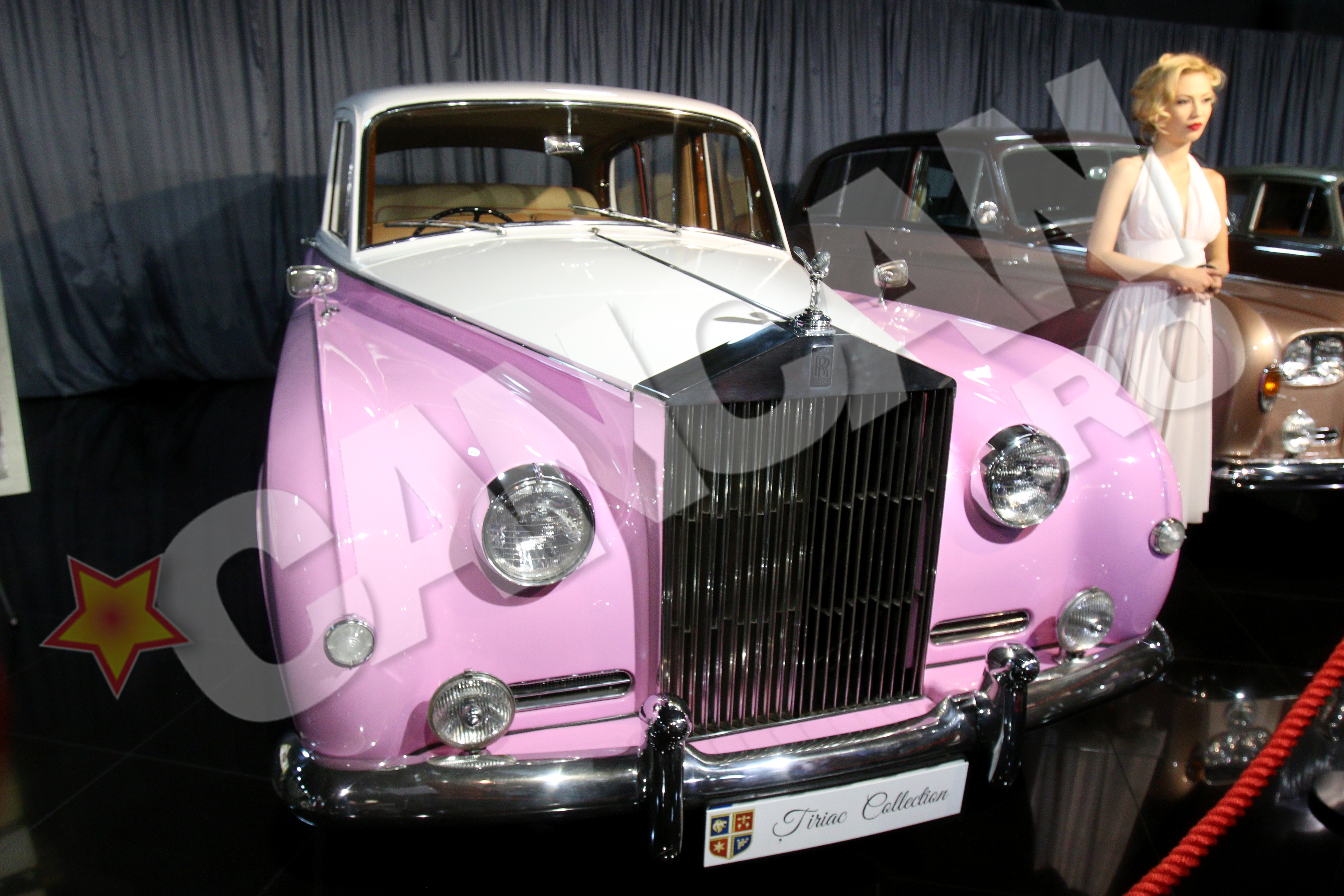Rolls-ul din imagine i-a apartinut lui Elton John, el fiind cel care a cerut sa fie vopsita in roz si alb