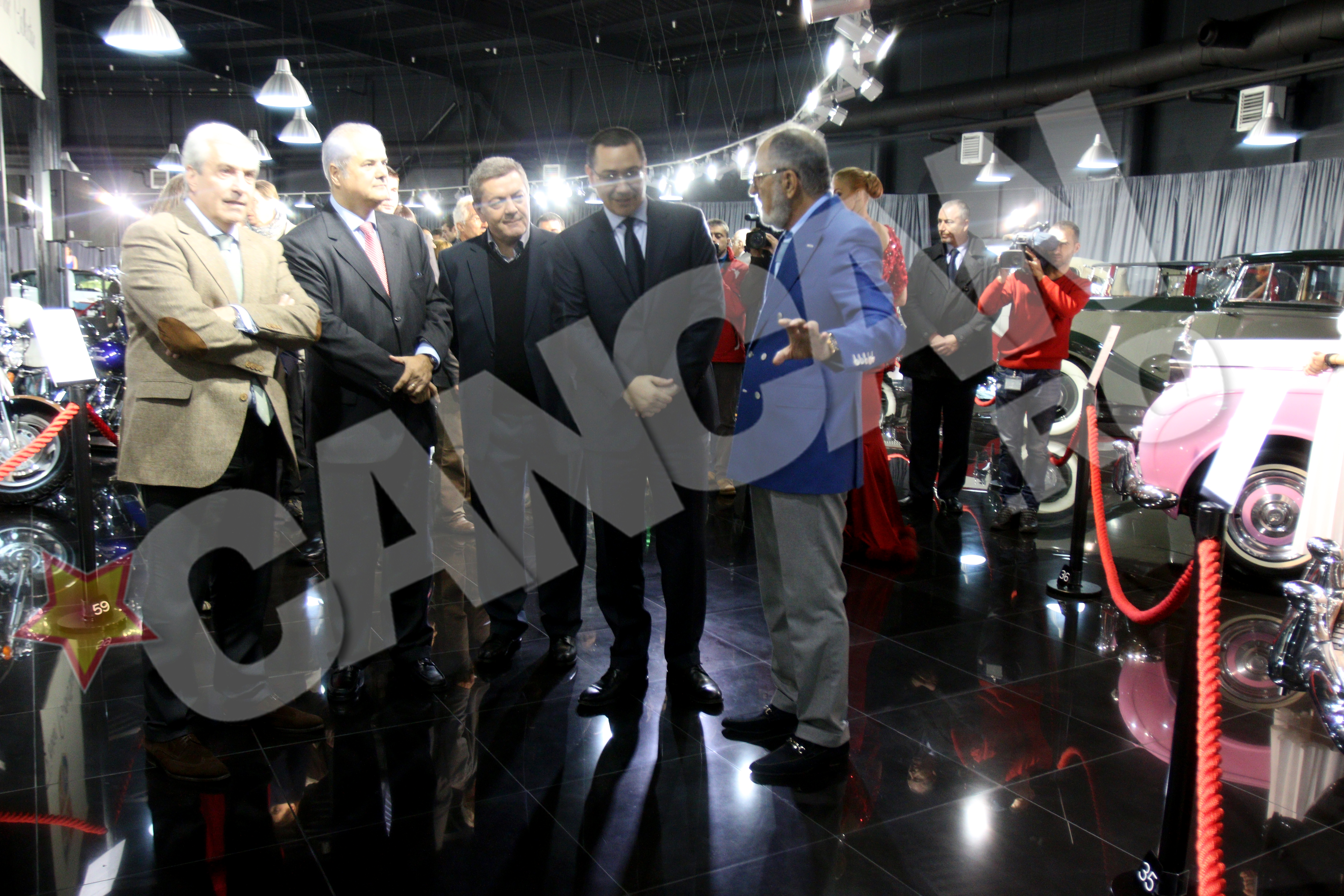 Tiriac a fost mandru sa le arate prietenilor si politicieni autoturismele si chiar s-a oferit sa le imprumute masinile, pentru a se plimba