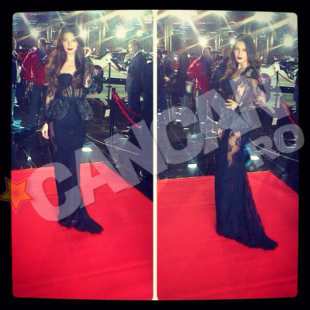 La masini frumoase, si fete frumoase. Manechinul din imagine a imbracat o rochie superba, semnata de Cristina Savulescu