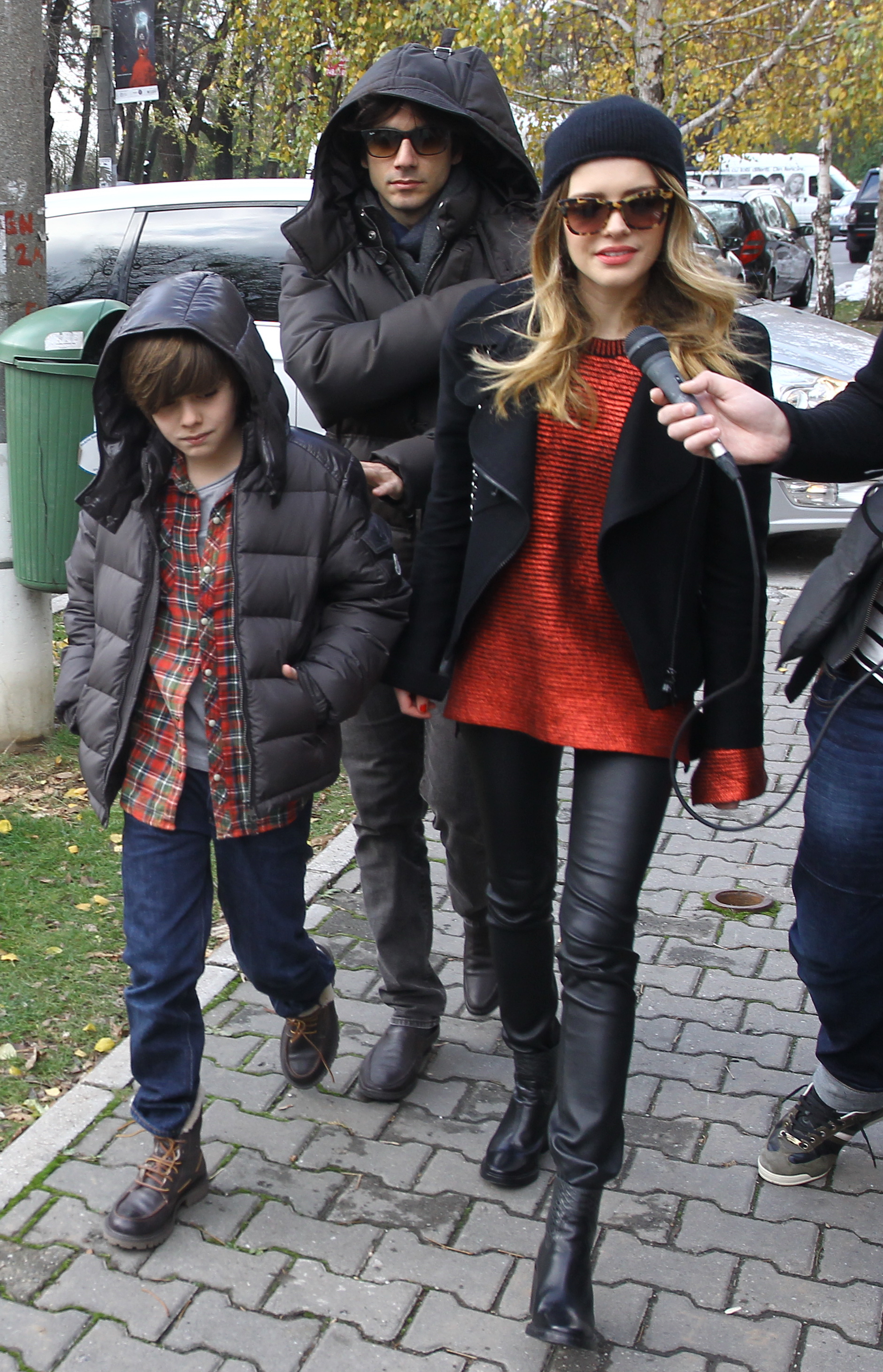 Cei trei arata impreuna ca o adevarata familie