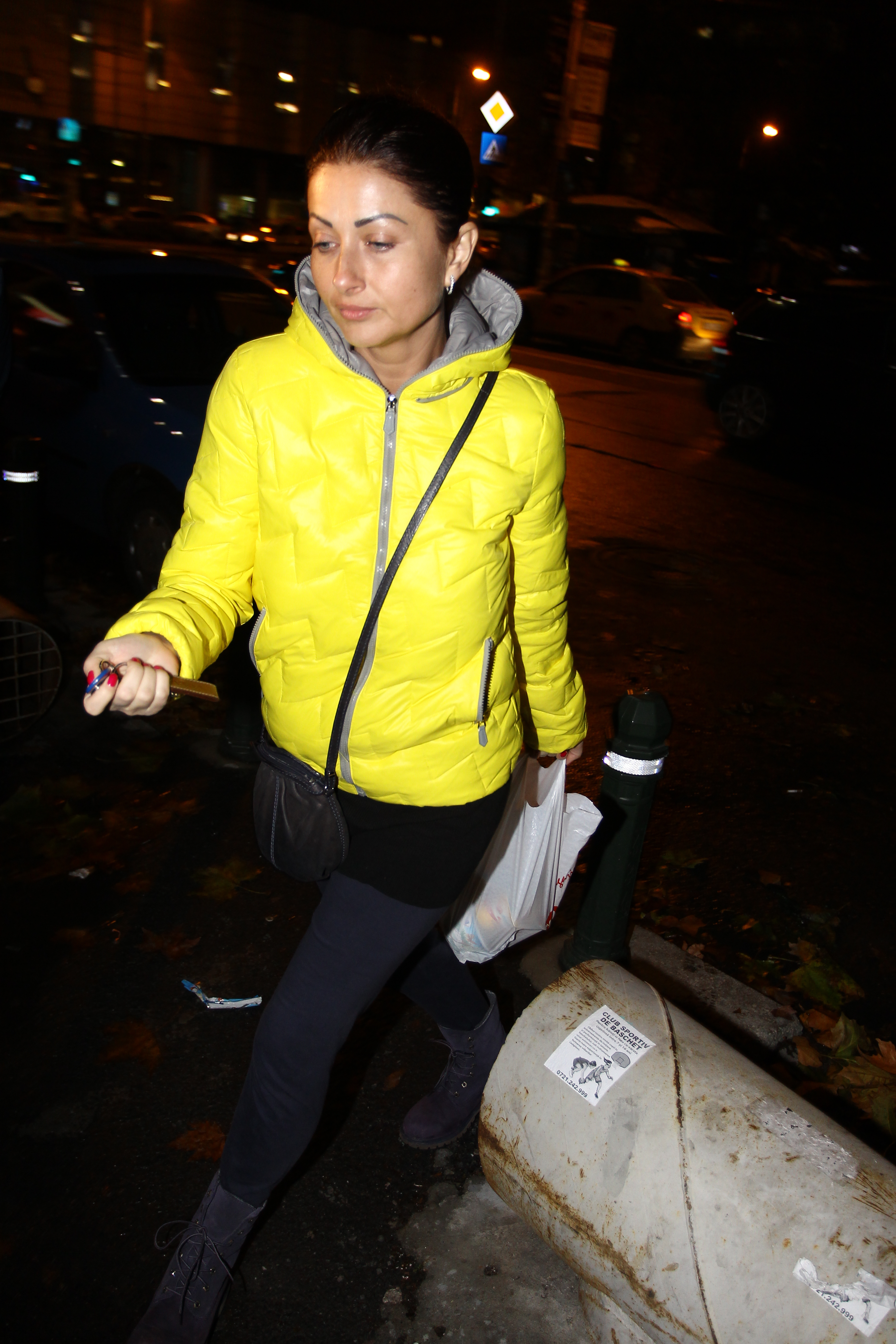 Vedeta a fost la supermarketul din apropierea casei, de unde si-a cumparat de-ale gurii