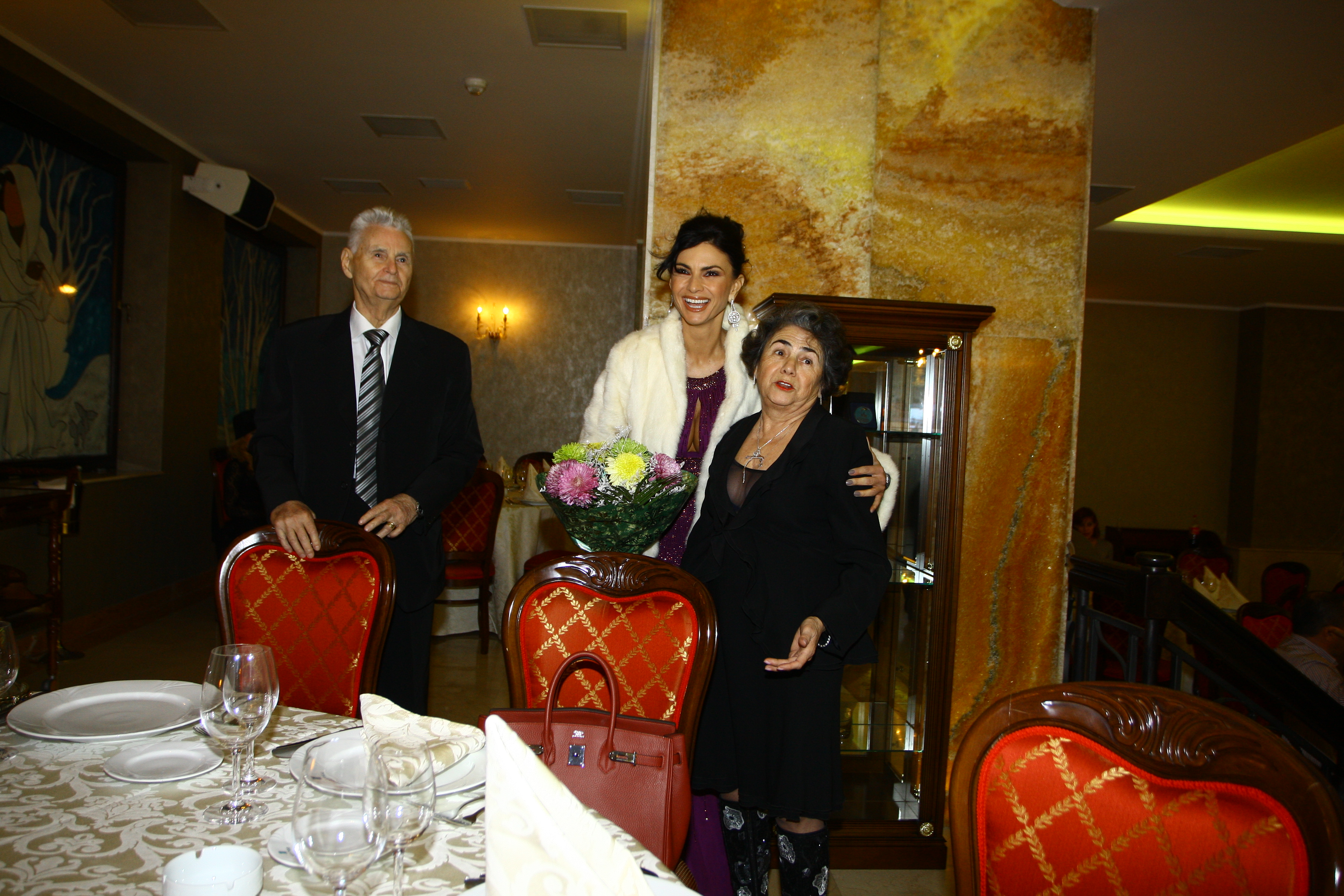 Ramona Badescu, alaturi de parintii sai