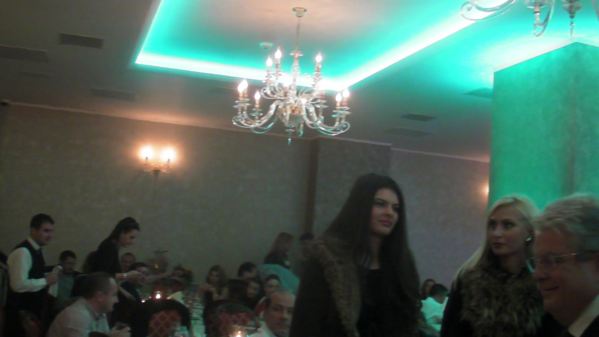 Alexandra Hodis si o misterioas ablonda l-au insotit pe Irinel Columbeanu la ziua de nastere a Ramonei Badescu