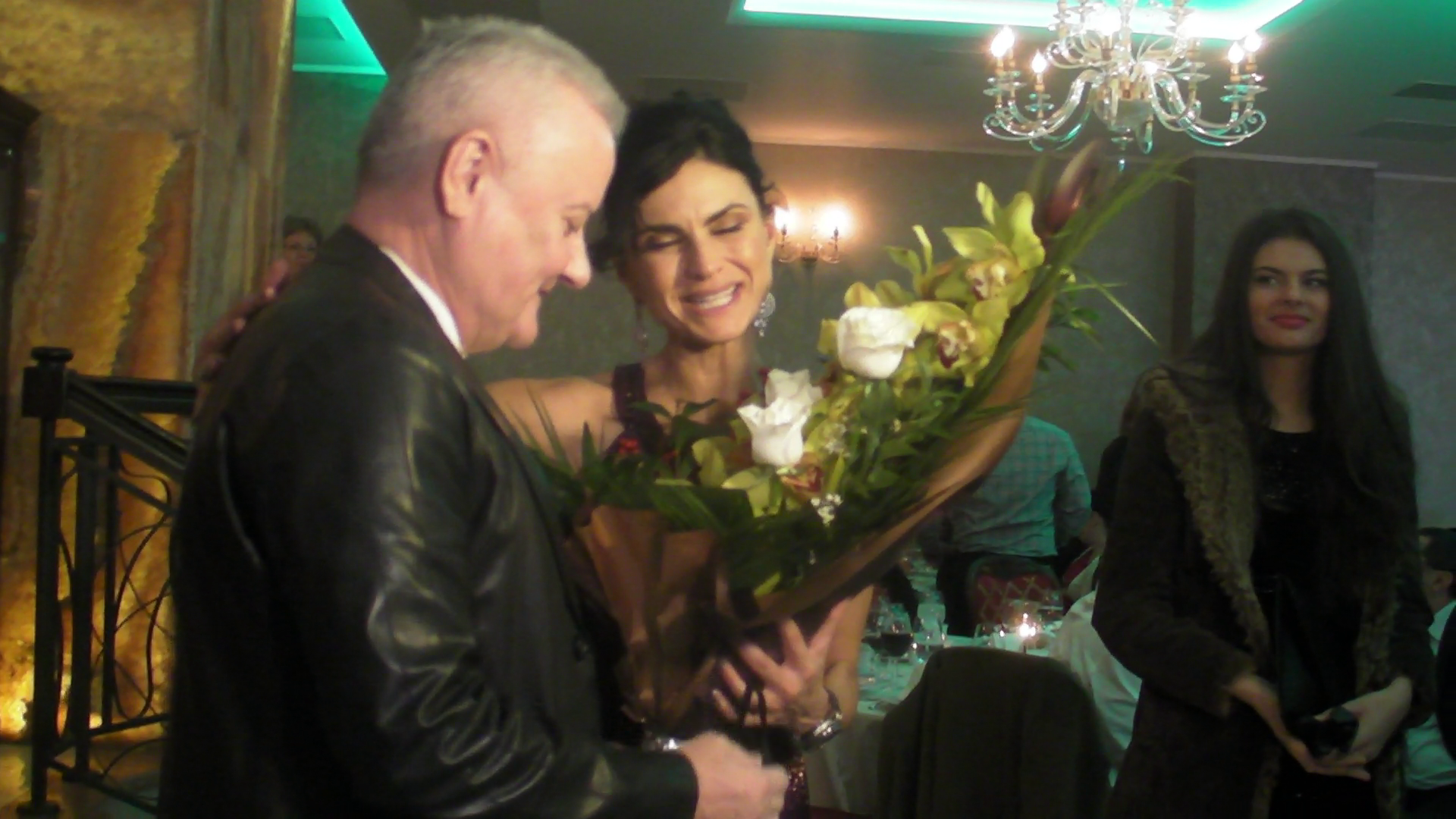 Cat a discutat cu Ramona, domnisoara bruneta l-a privit incontinuu pe Irinel