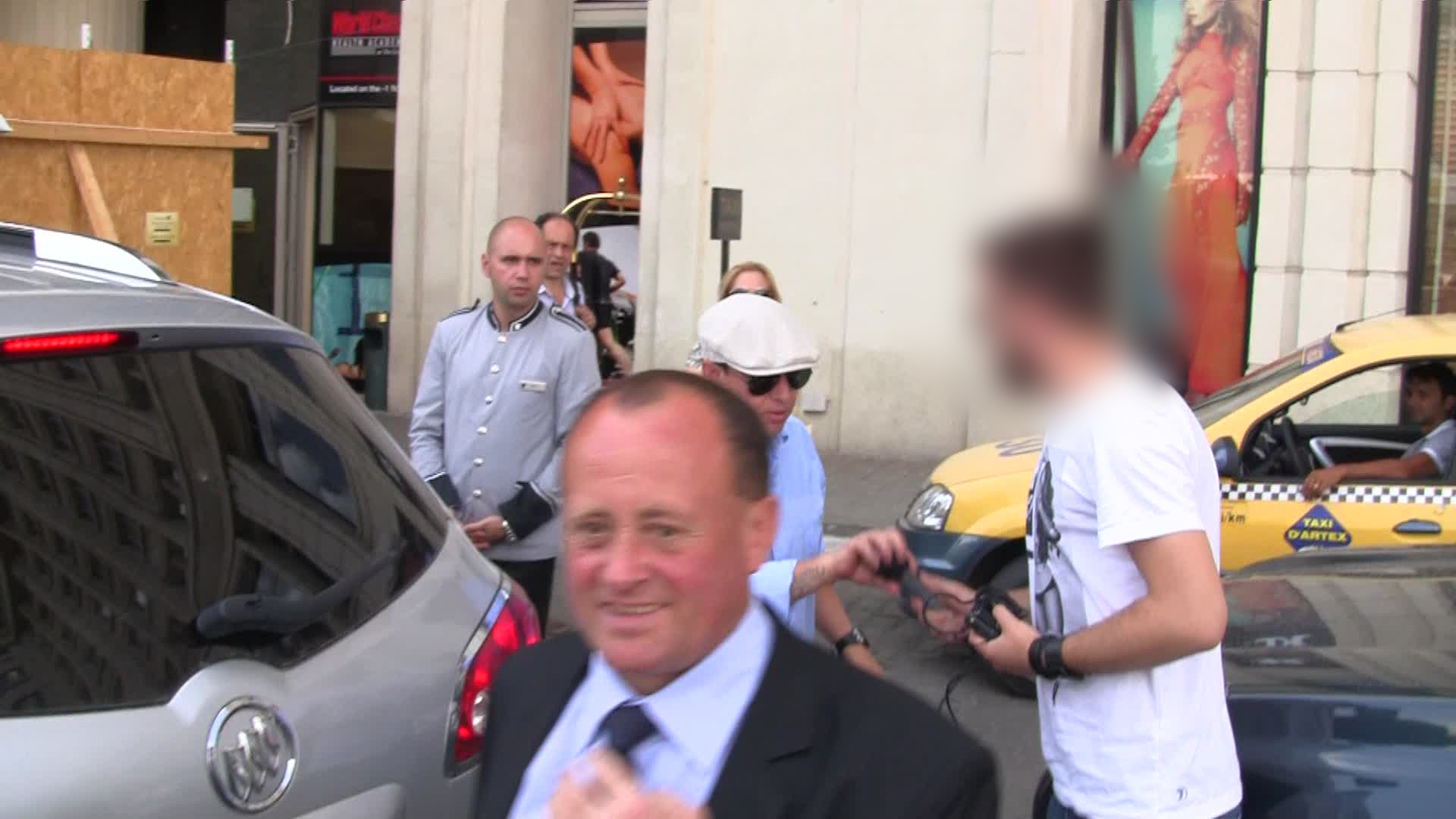 Reghe se grabeste sa-i smulga reporterului microfonul din mana si il arunca