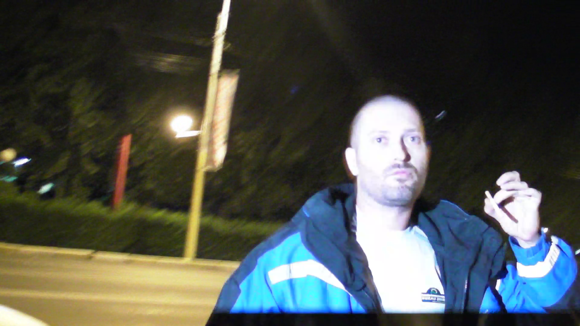 Cheloo arunca cu tigarea aprinsa si scuipa pe unul dintre cameramani