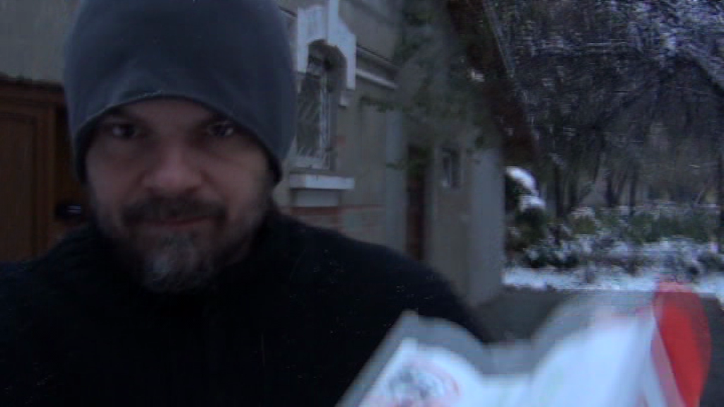 Florin Piersic Jr. nu pare deloc prietenos cu aparatul de fotografiat