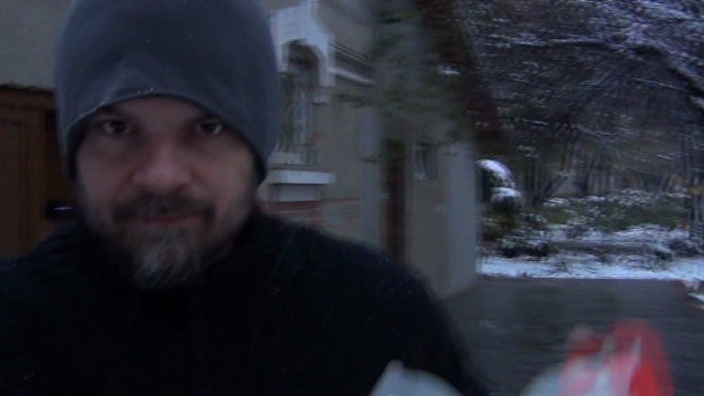 Fara sa stea prea mult pe ganduri, actorul smulge camera din mana