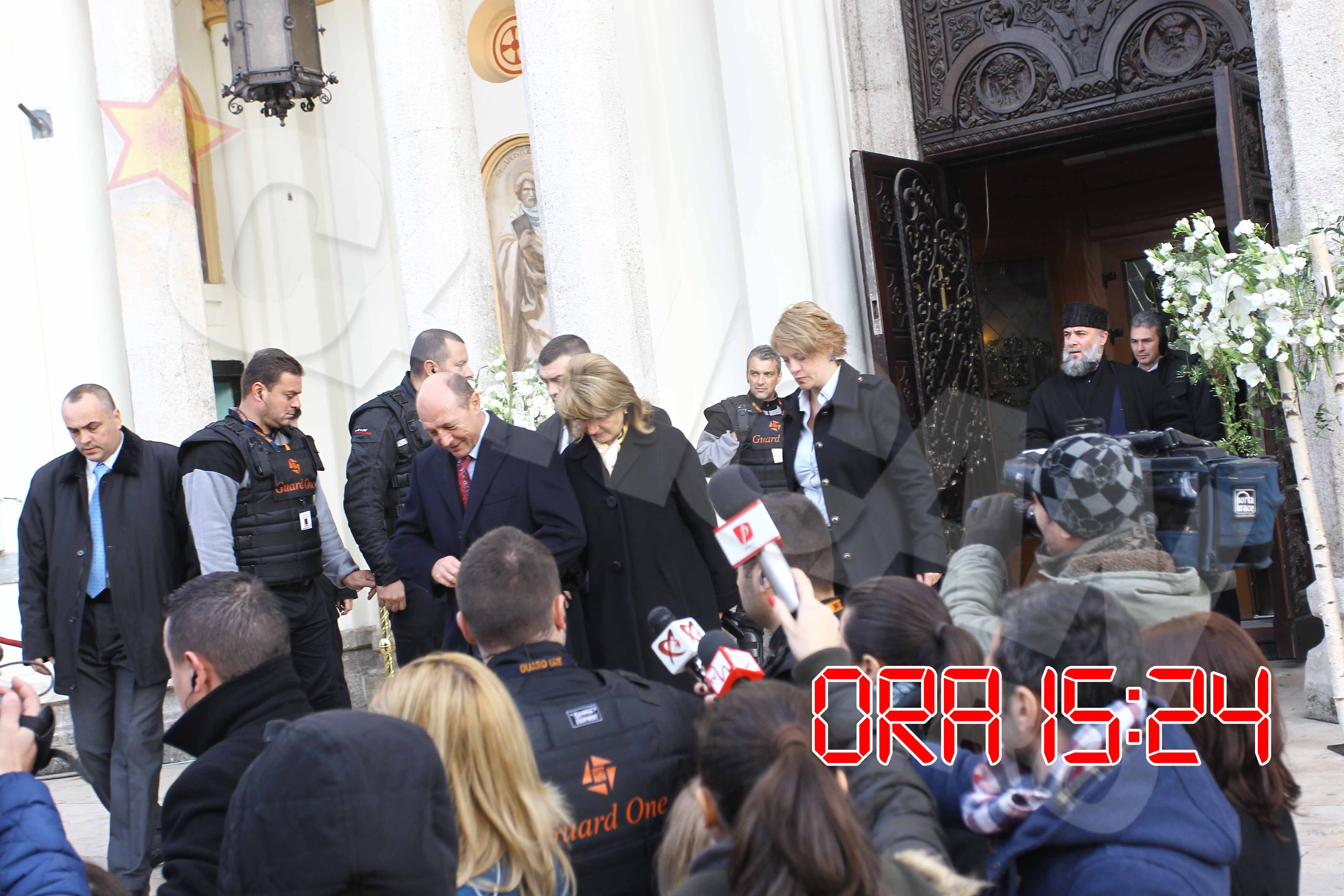 Presedintele Traian Basescu părăseste, impreuna cu sotia sa, biserica Sf Spiridon cel Nou