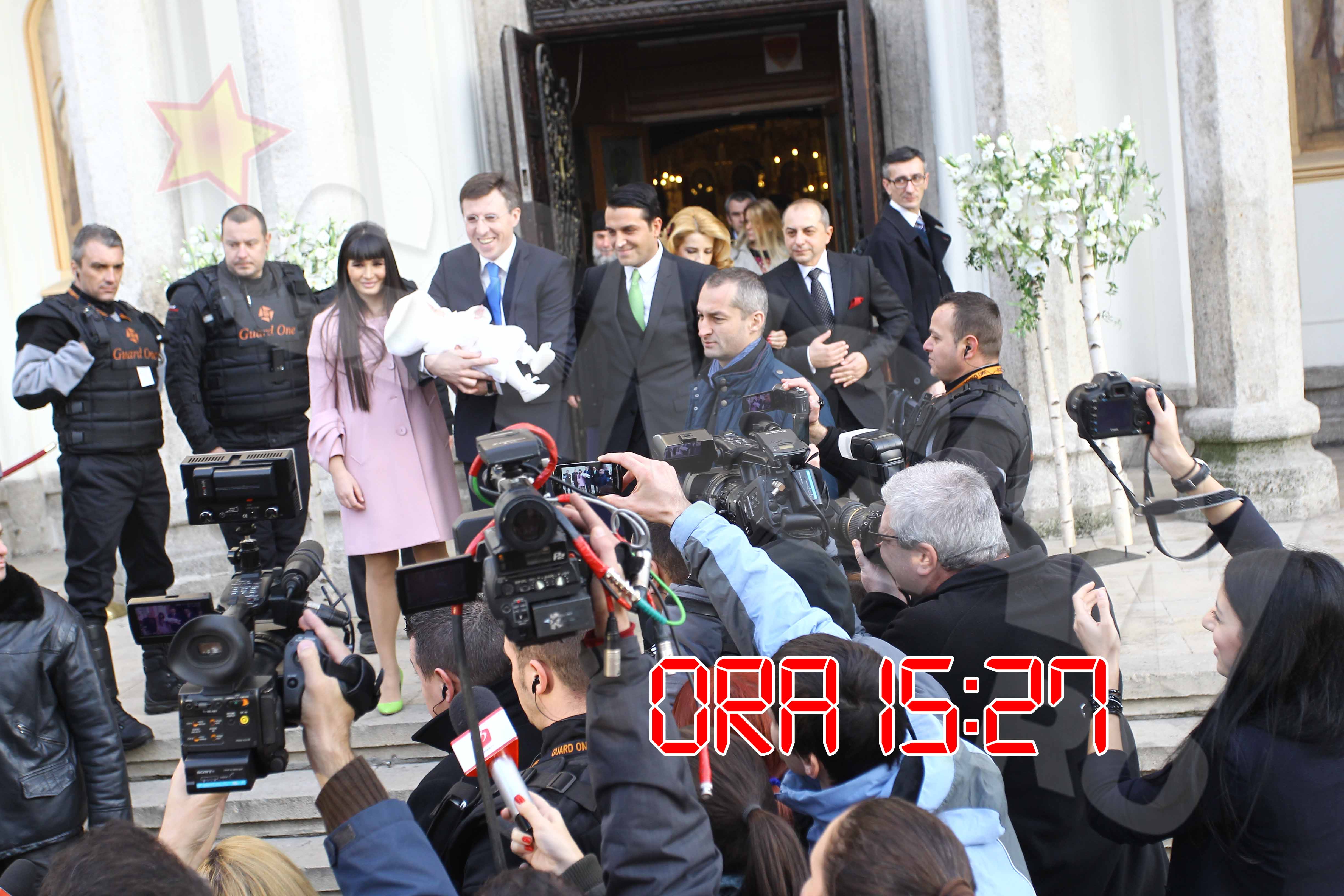 Din biserica ies si părintii fetitei, impreuna cu nasul acesteia