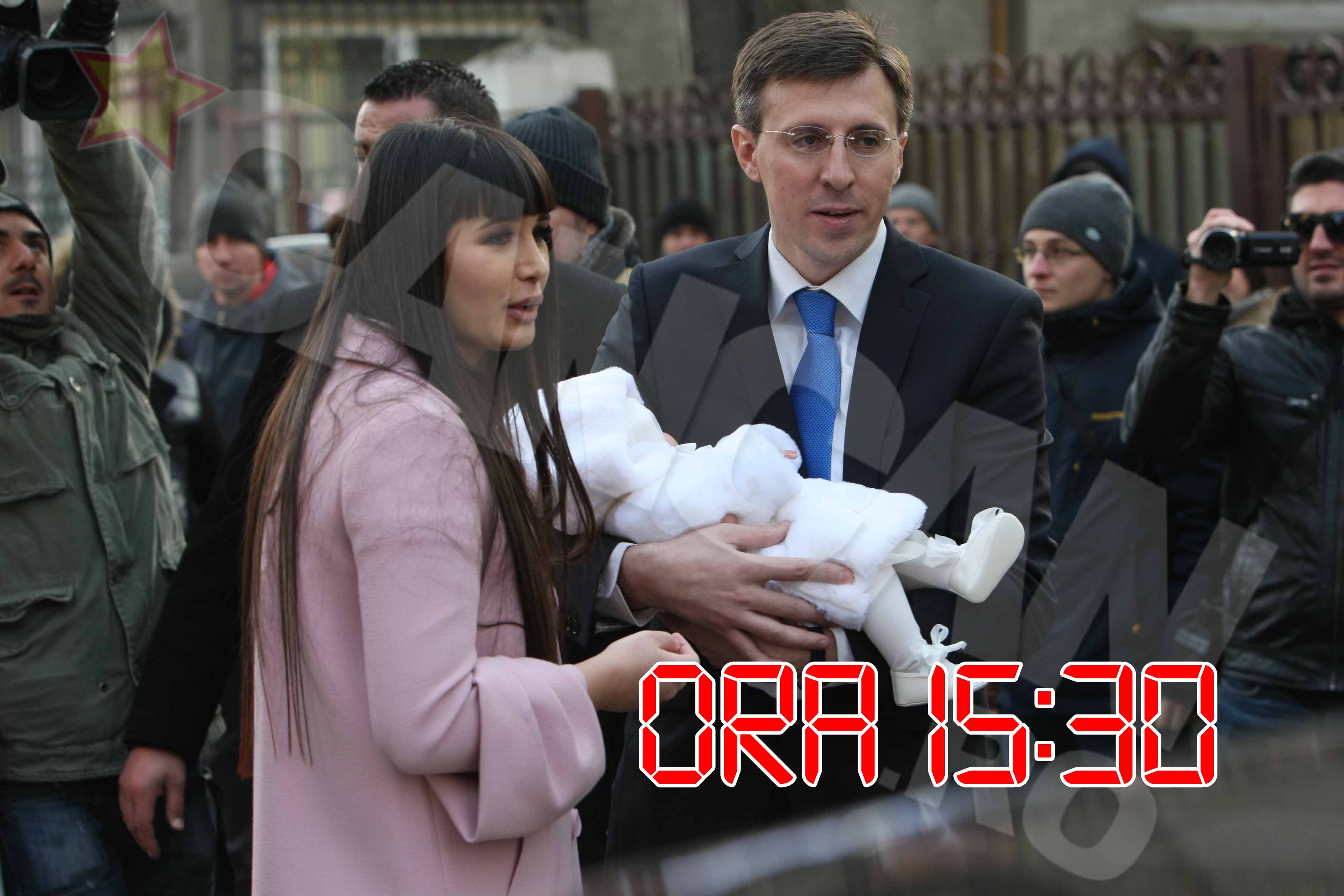 Nasul fetitei se urca in masina cu Sofia in brate