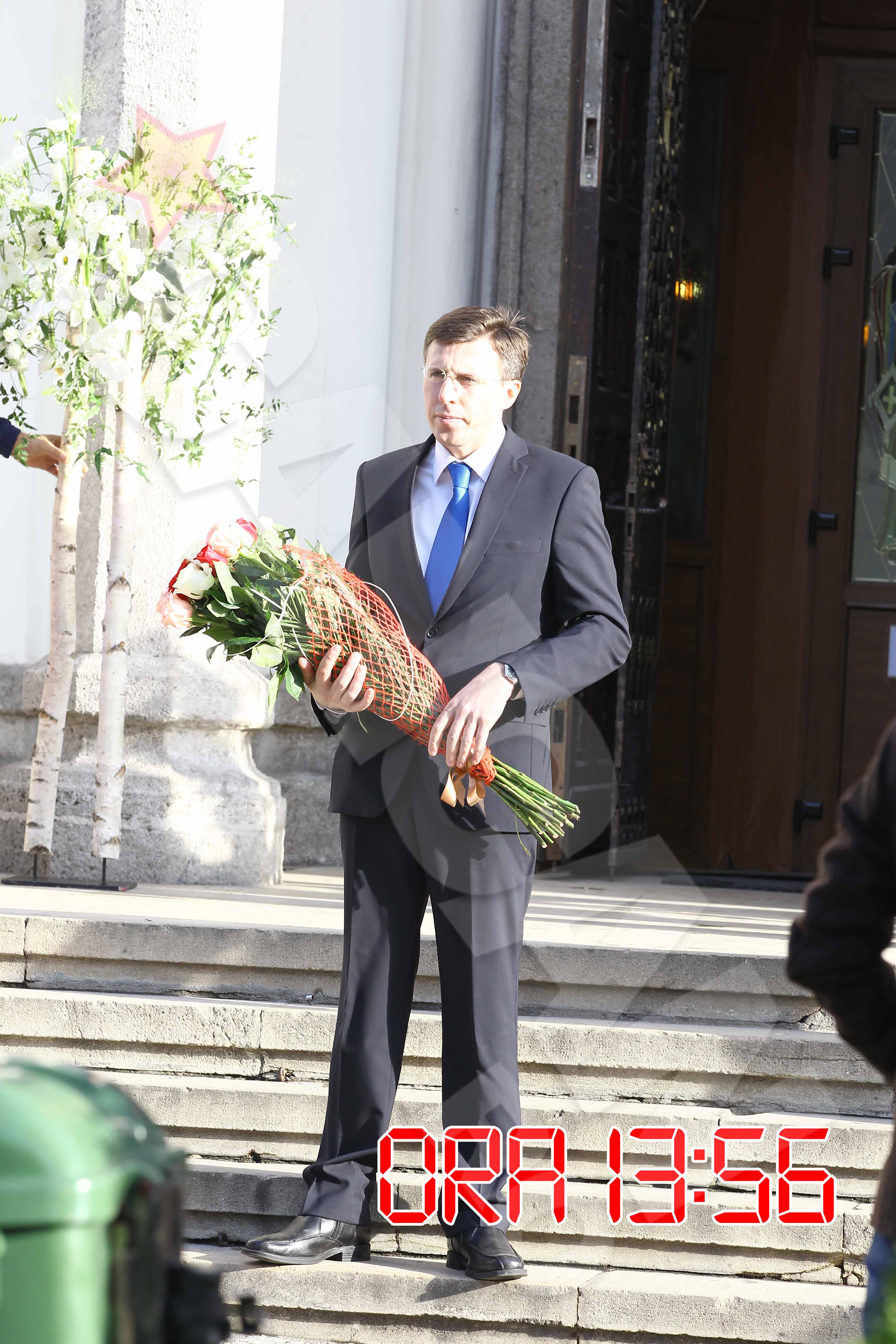 La intrarea in lăcasul de cult, familia Basescu-Ionescu a fost intâmpinată cu un buchet de flori de catre nasul fetitei
