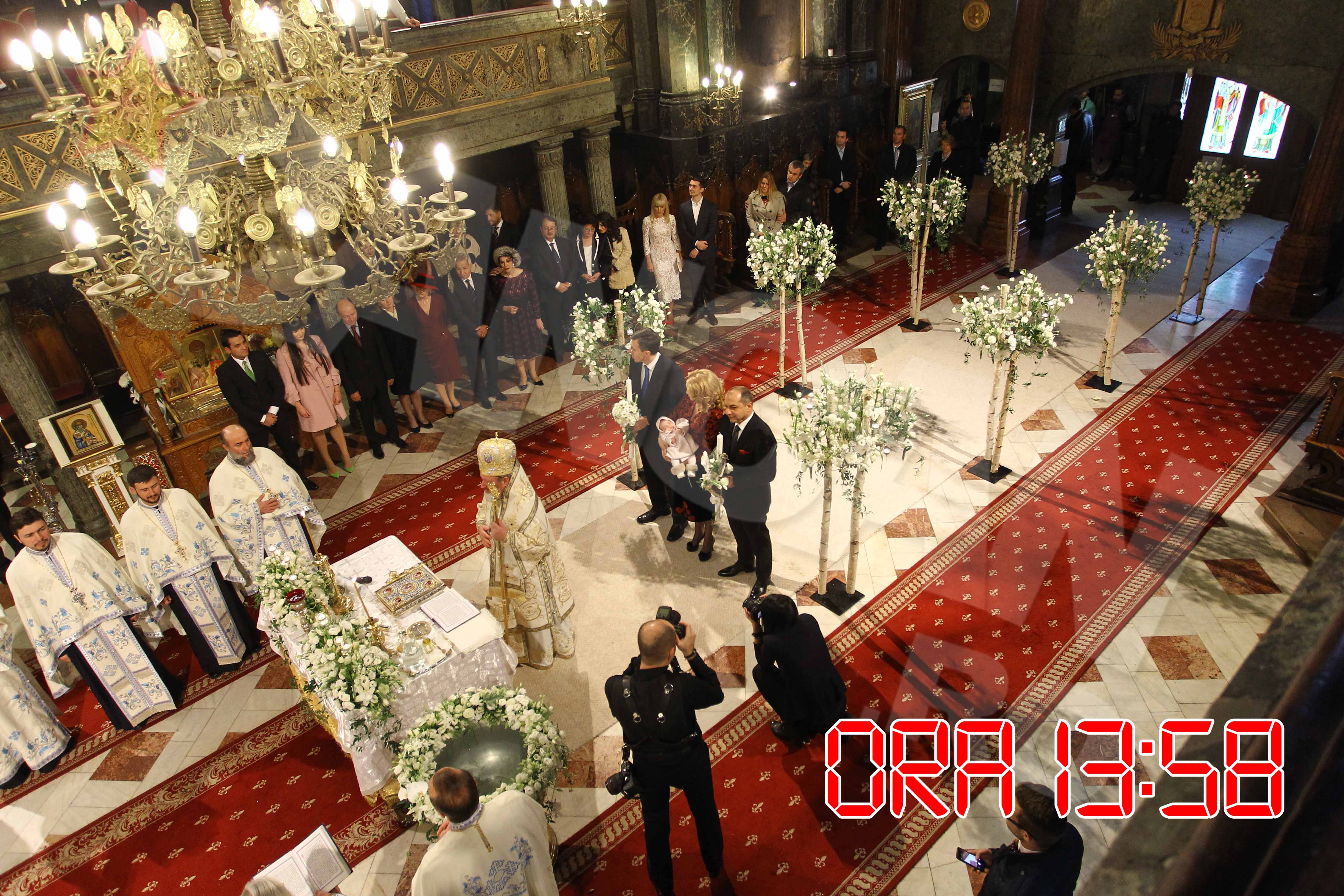 In biserica se afla acum toti invitatii, printre care afla printesa Lia, Ioana Băsescu si iubitul ei, bunicii fetitei si prieteni apropiati ai cuplului Băsescu-Ionescu
