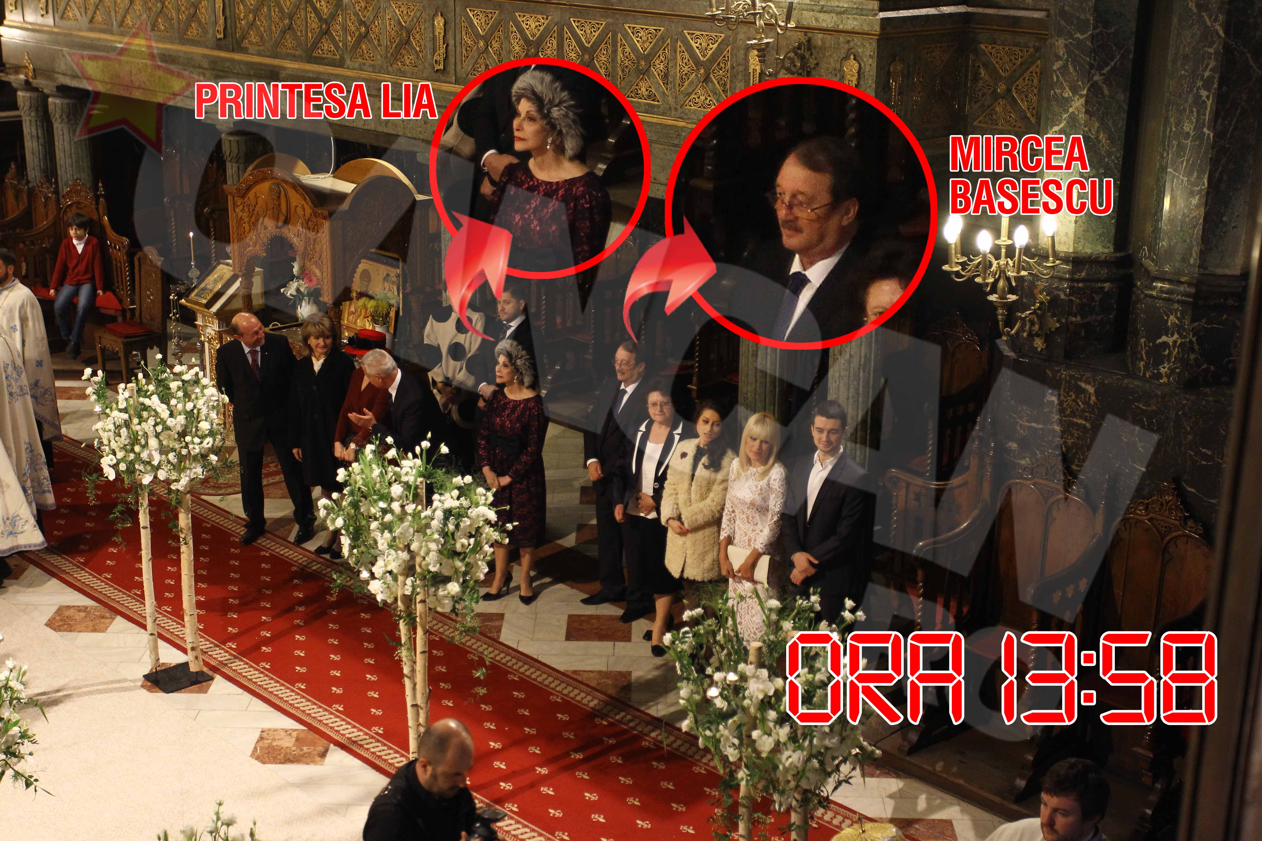 Familia Basescu si prietenii tinerilor parinti asteapta inceperea botezului