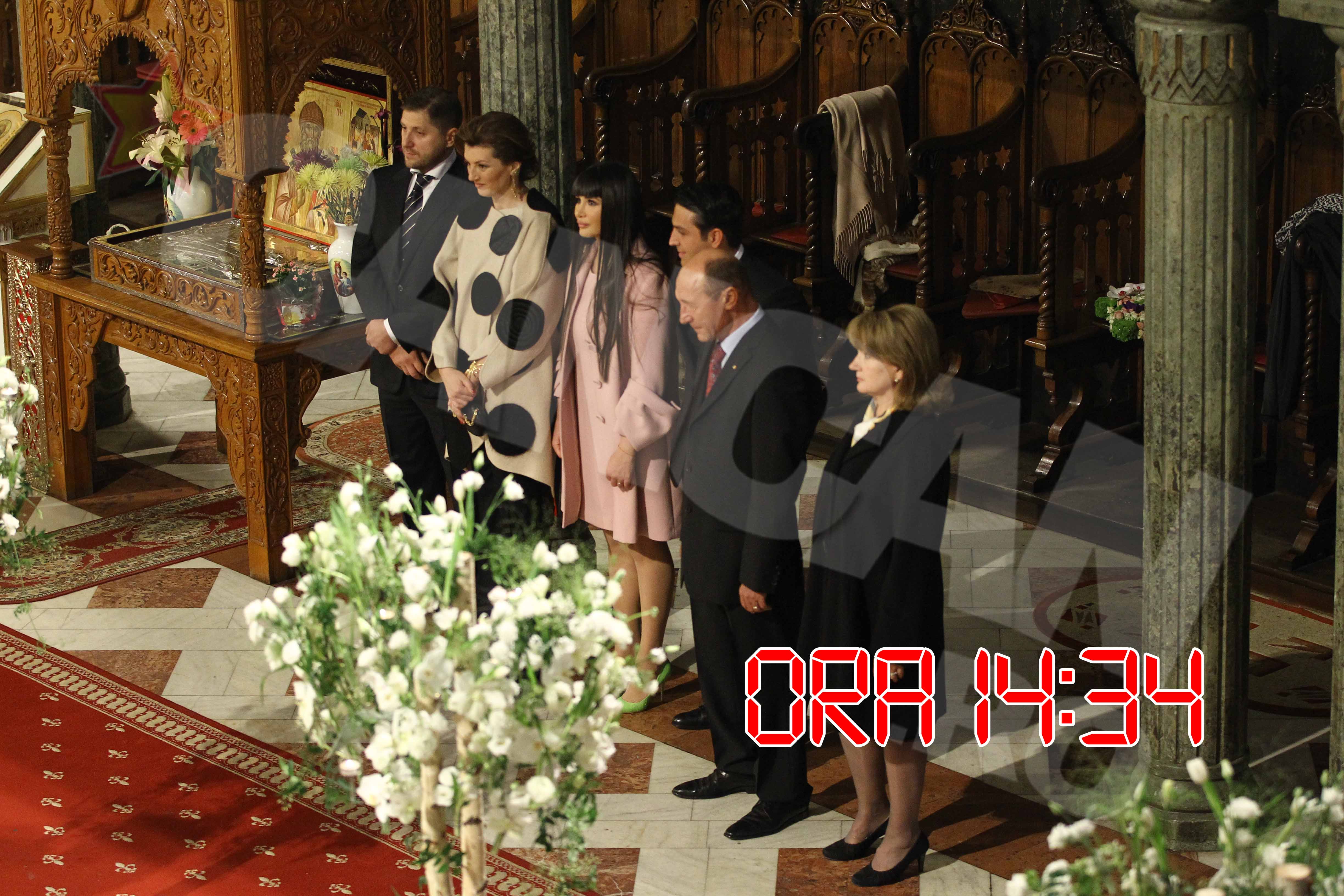 Incepe botezul nepoatei lui Traian Băsescu. Fetita doarme linistita in bratele nasei ei si nu se trezeste nici atunci când incepe slujba