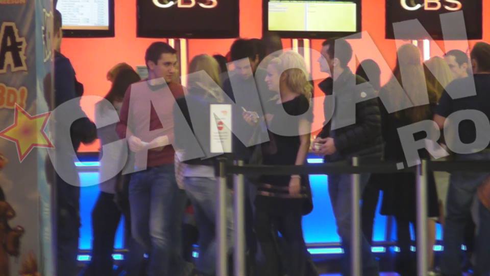 Cei doi s-au sfatuit in fata caselor de bilete