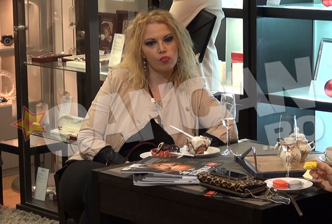 Dupa sampanie, doamna Lis si-a asezat in fata cateva farfurii cu prajituri