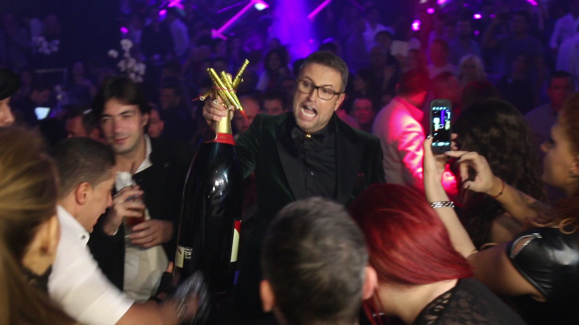 Designer-ul si-a servit invitatii cu sampanie foarte scumpa, servita din sticle imense