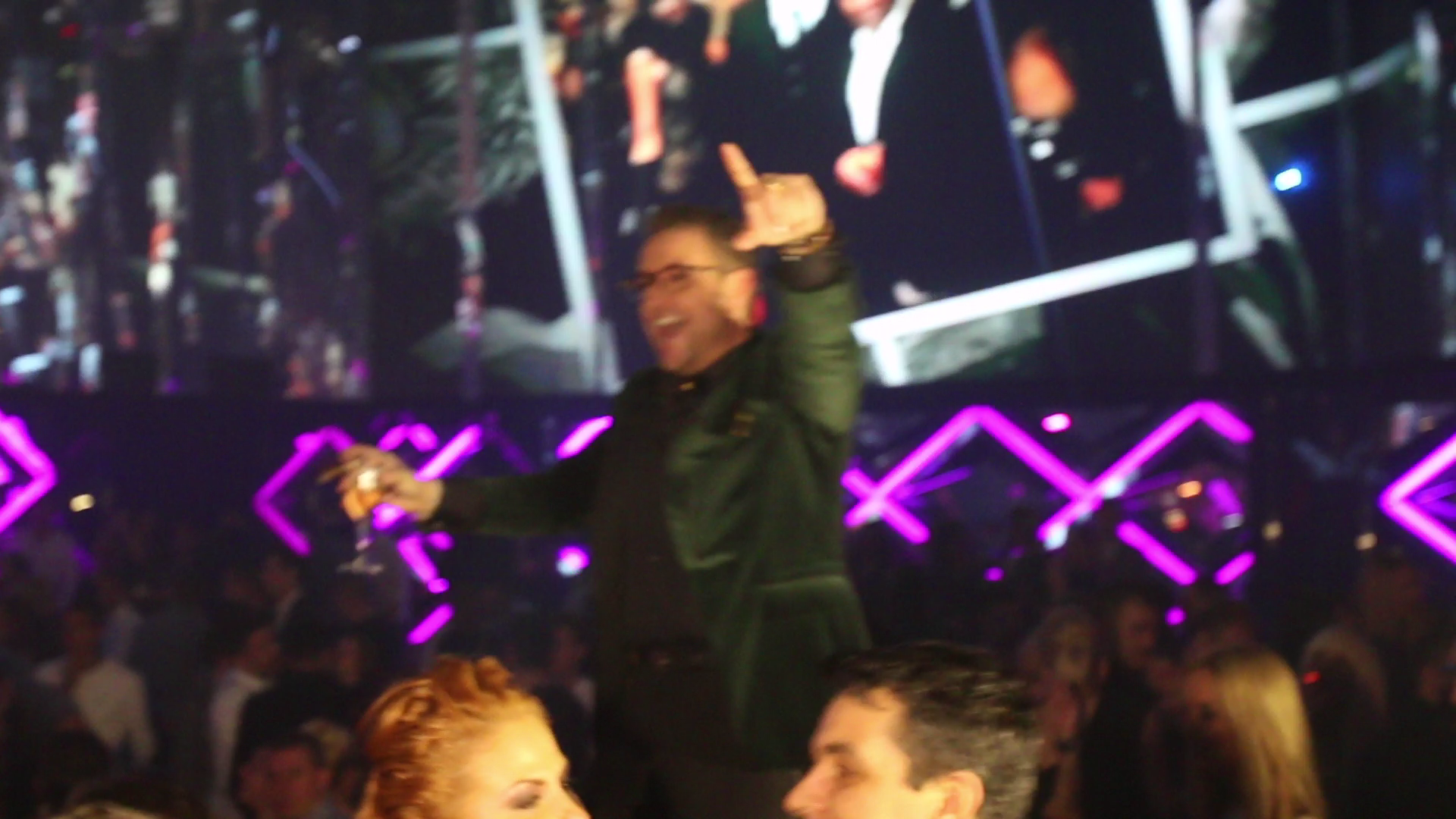 Bote s-a distrat atat de bine, iar la un moment dat a dansat pe mese