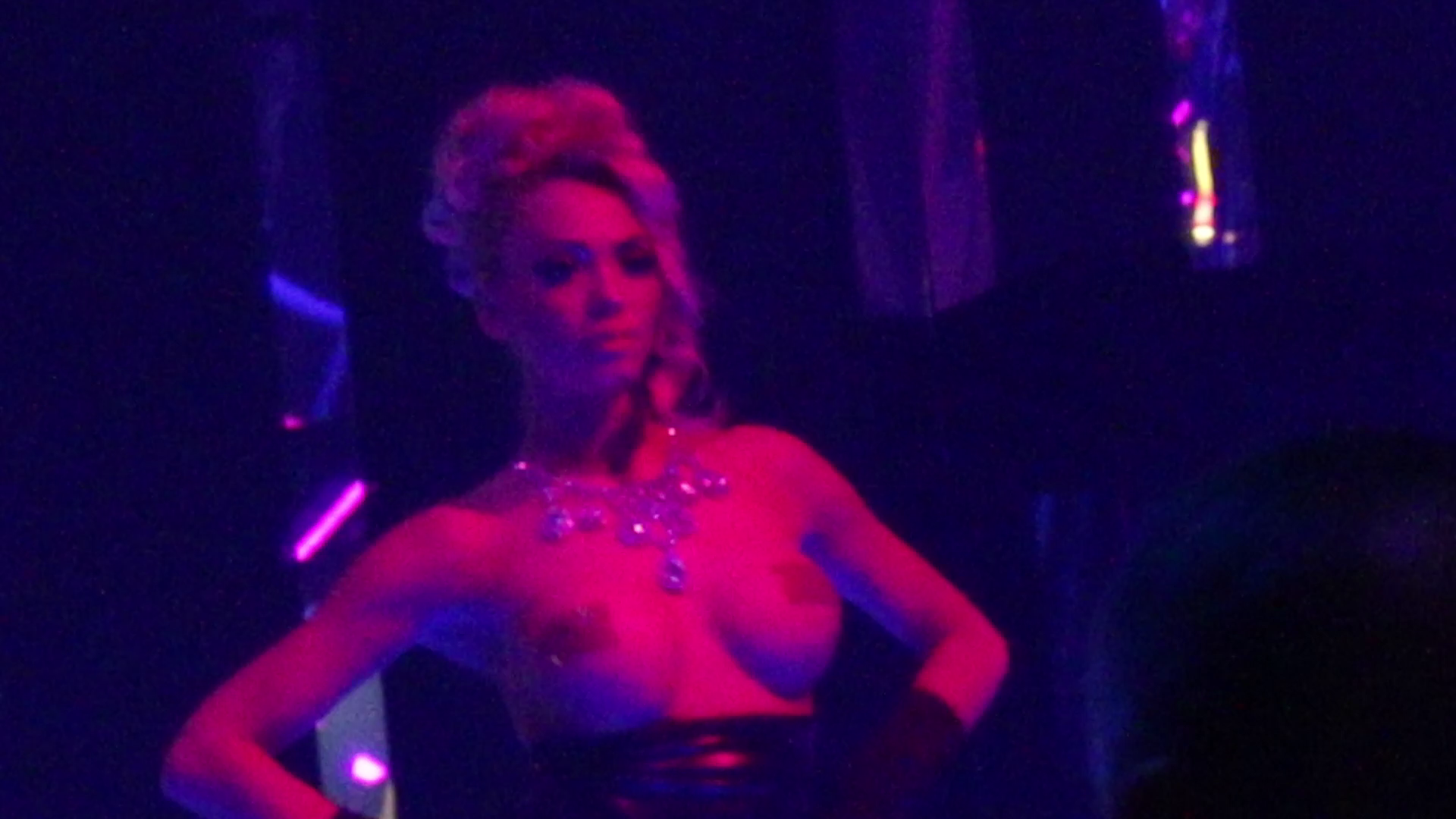 Invitatii au avut ocazia sa priveasca dansatoarele in sanii goi