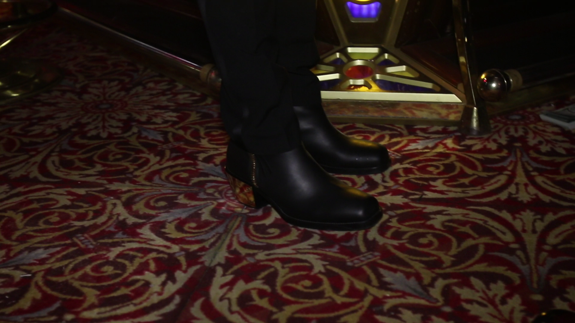 Bote a incaltat o pereche de pantofi cu adevarat speciali