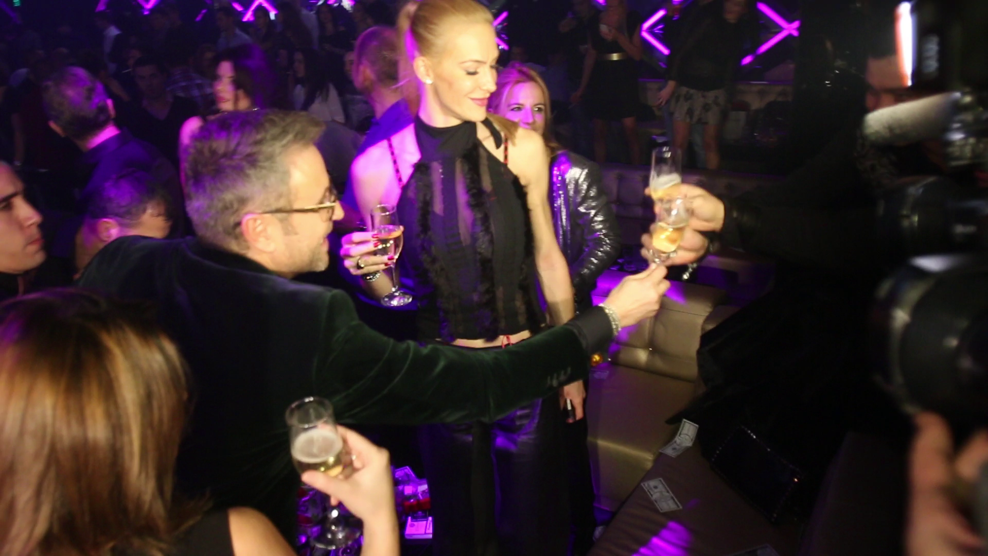 Spre dimineata, invitatii au aruncay cu dolari, peste Bote