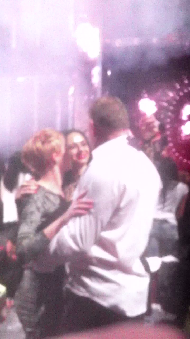 Luptatorul danseaza cu cele doua femei