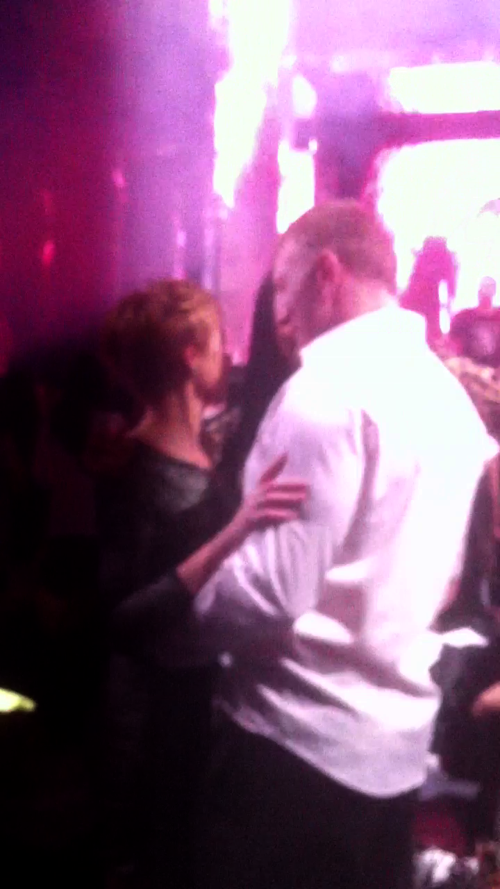 Barbatul se descurca foarte bine cu tinerele