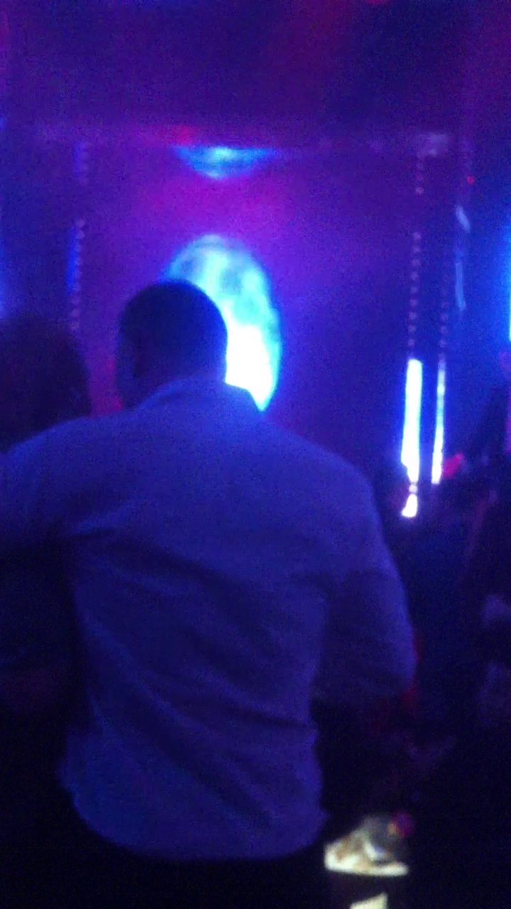 Spre dimineata Tolea ramane insa doar in compania prietenilor