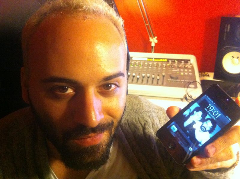 Pe ecranul telefonului Matteo are o poza cu parintii, care il vegheaza mereu