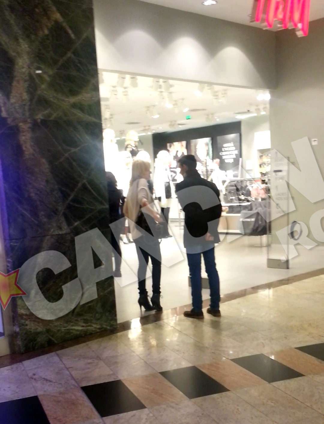 Daniela i-a spus admiratorului ei ca nu-l poate ajuta cu nimic, fiindca are probleme cu banii