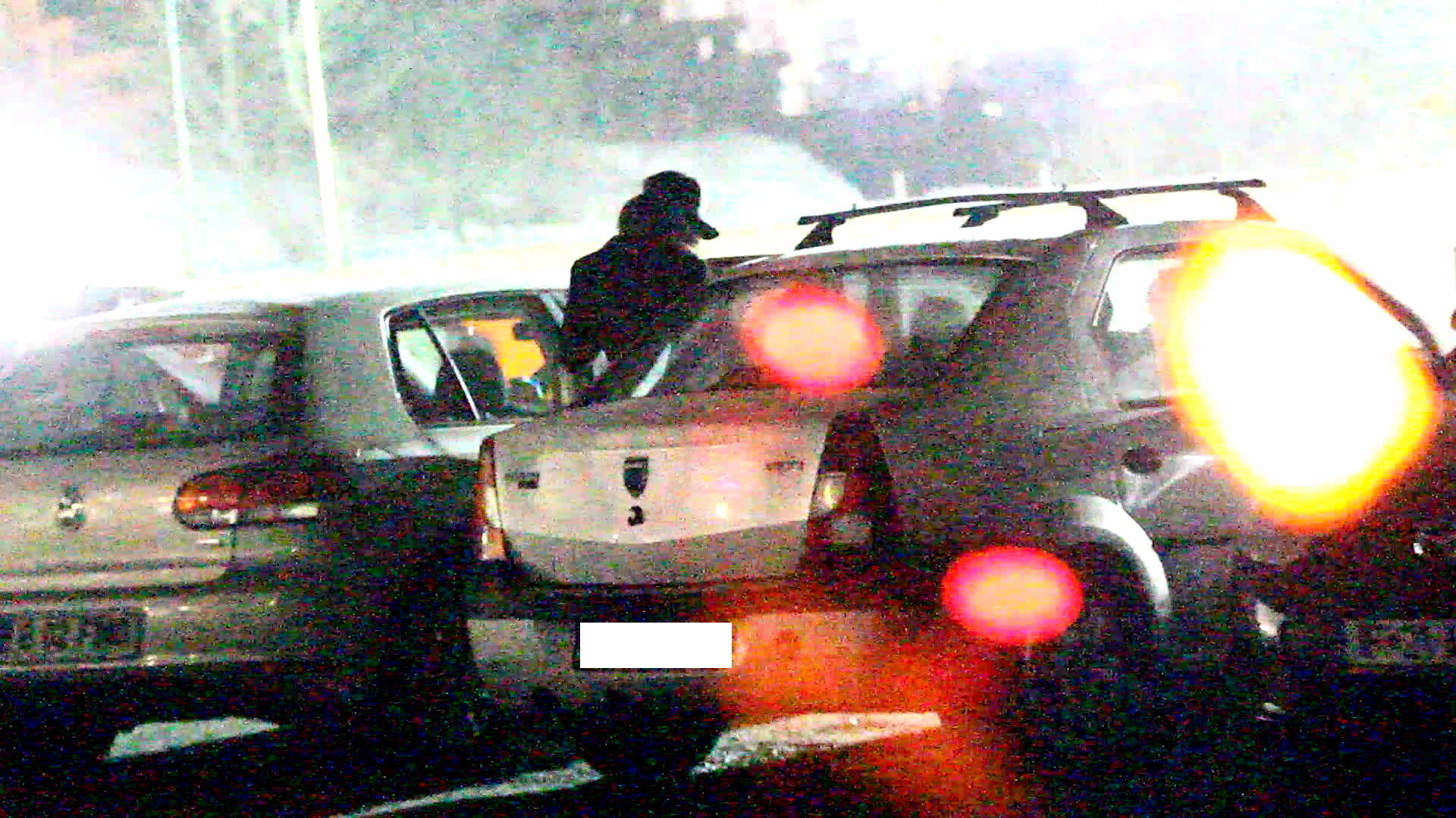 Tanara se urca in masina