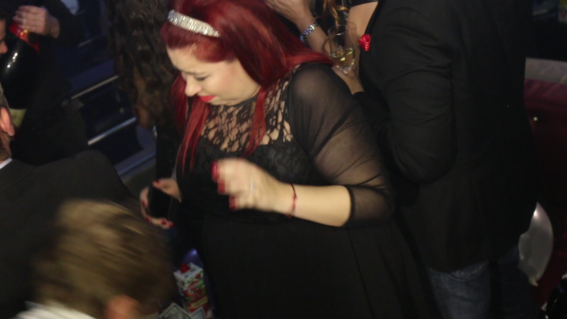 Oana nu face abstractie si danseaza alaturi de cei prezenti