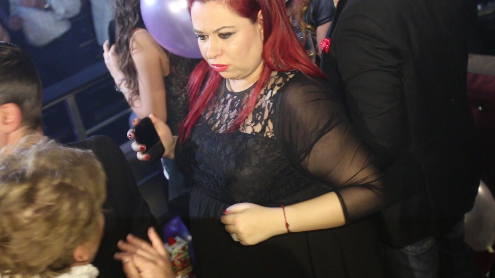 Insarcinata in sase luni, roscata nu a stat prea mult pe canapea