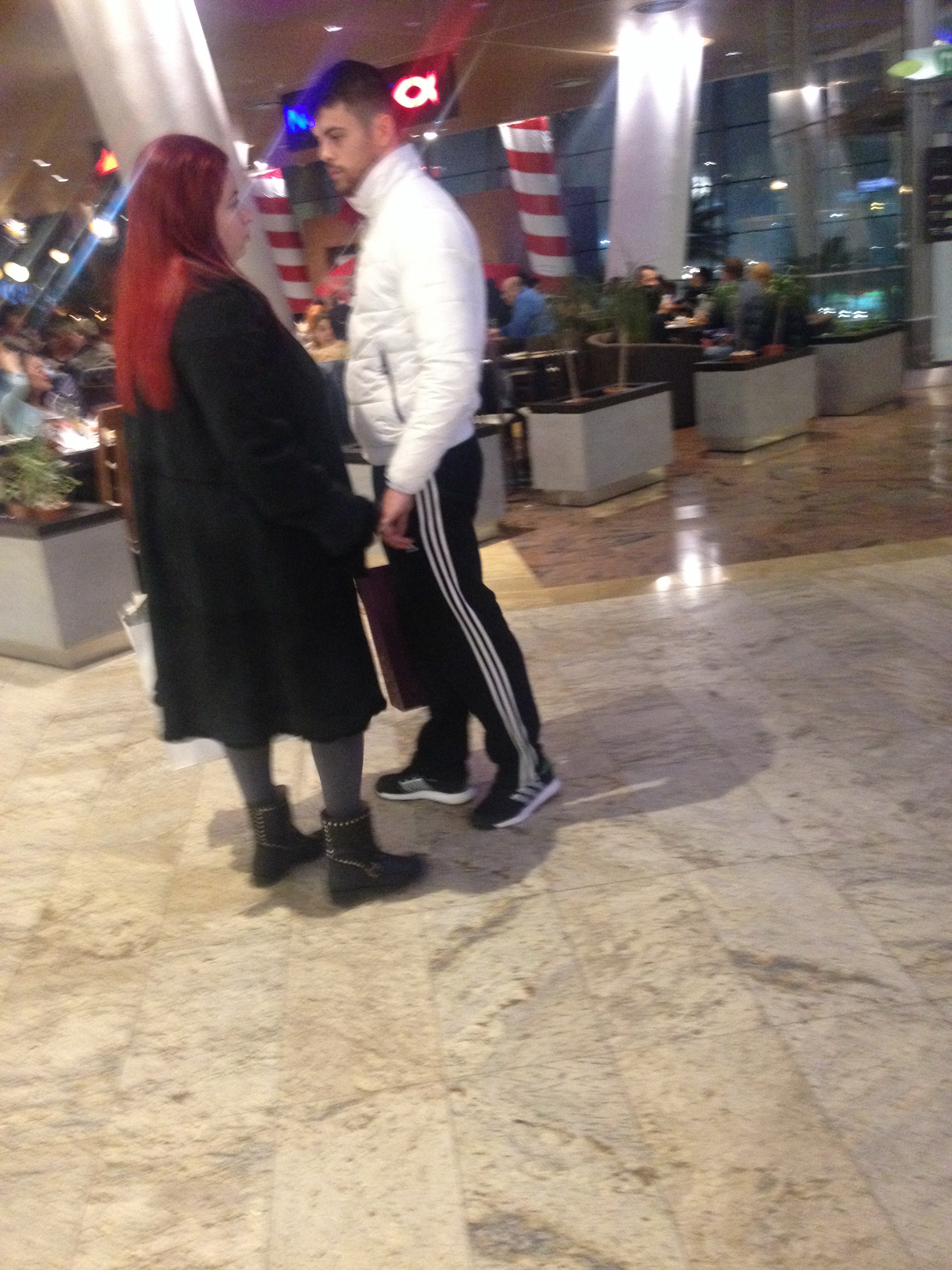 Dupa cateva ore de stat prin mall, roscata si iubitul ei au plecat acasa pentru a se pregati de aniversarea lui Catalin Botezatu