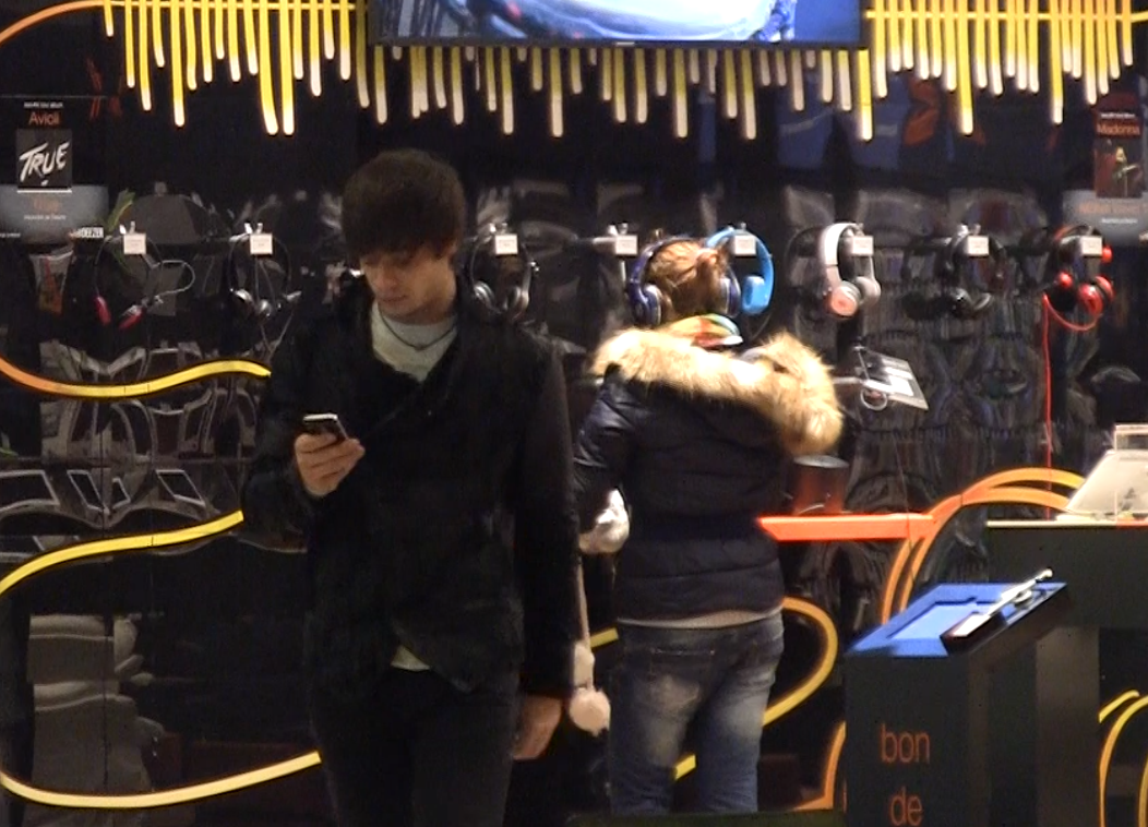 Canteretul si-a indreptat atentia catre telefonul mobil