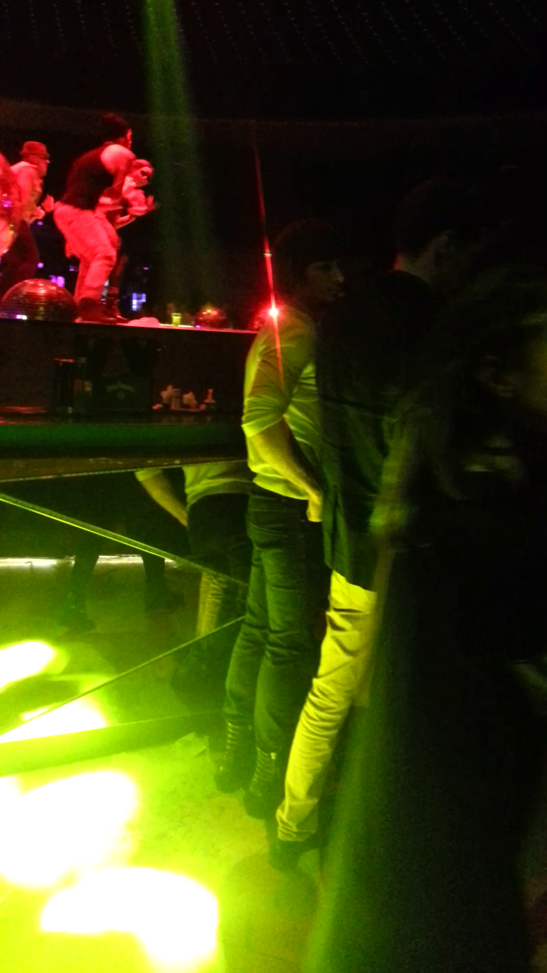 Vedeta astepta la bar