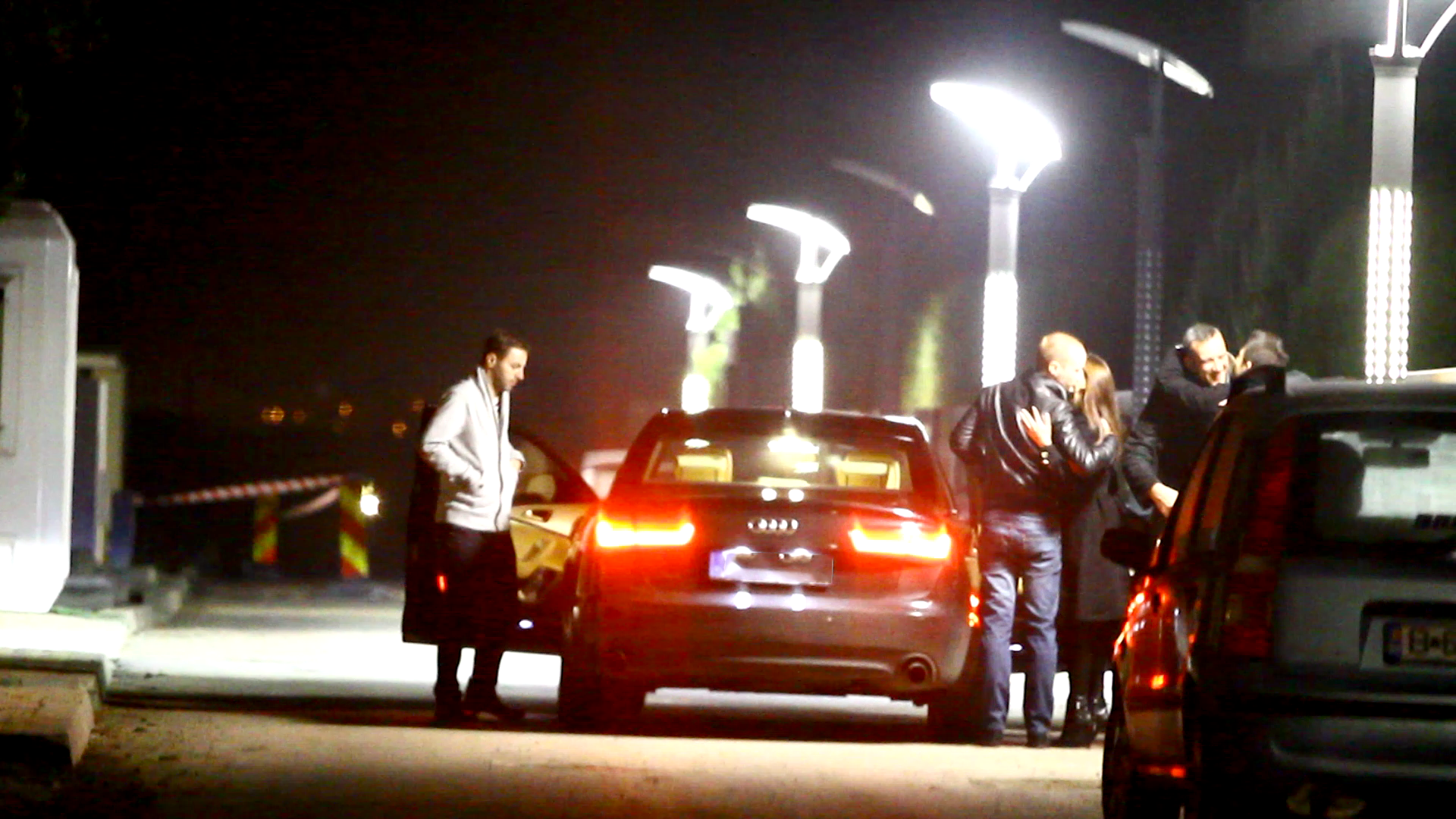 Ajunsi in parcarea blocului in care Viktor locuieste, toti s-au dat jos si s-au pupat intre ei, semn ca sunt prieteni foarte apropiati