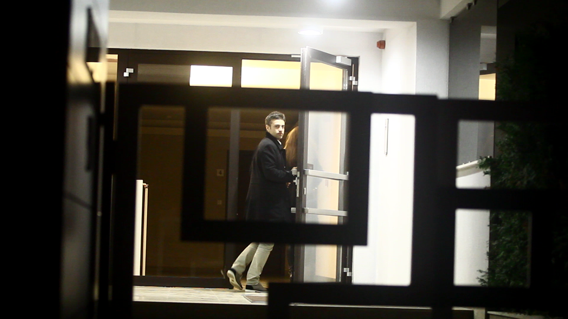 Viktor a lasat-o pe ea sa intre prima, in bloc, ca un gentleman