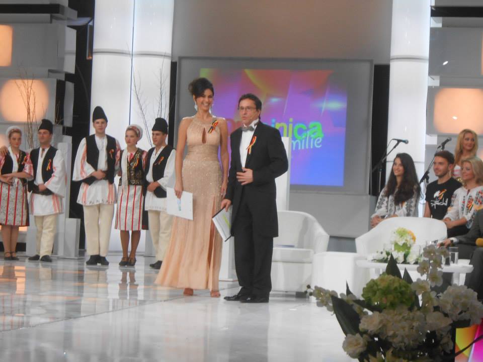 Ramona Badescu a purtat in emisiune o rochie cu aceeasi croiala