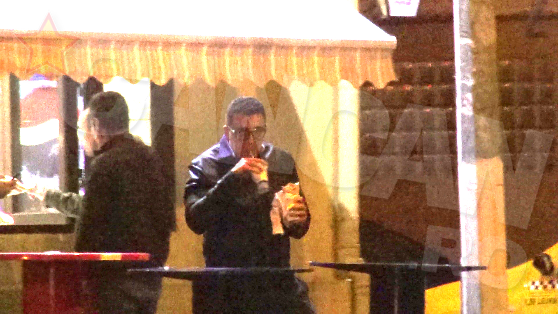 Desi si-ar permite sa manance la cele mai scumpe restaurante din oras, Lucian se multumeste cu o shaorma