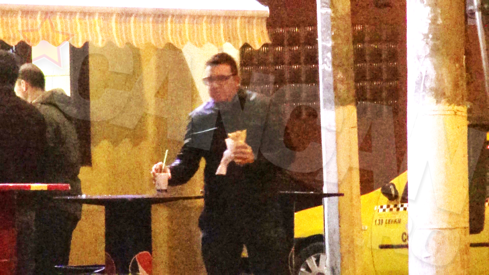 Fostul impresar al Innei asteapta taxi-ul in timp ce infuleca din shaorma