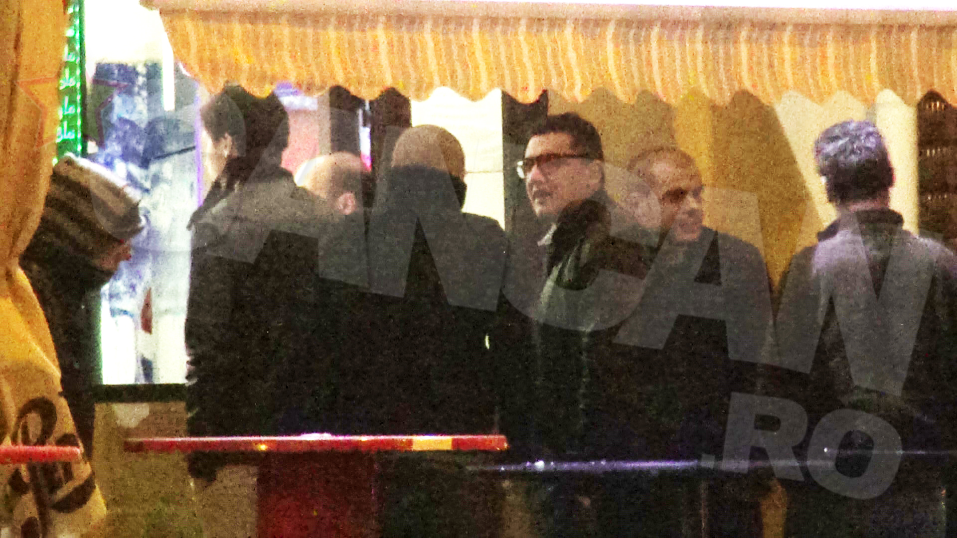 Impresarul isi asteapta randul la o shaormerie