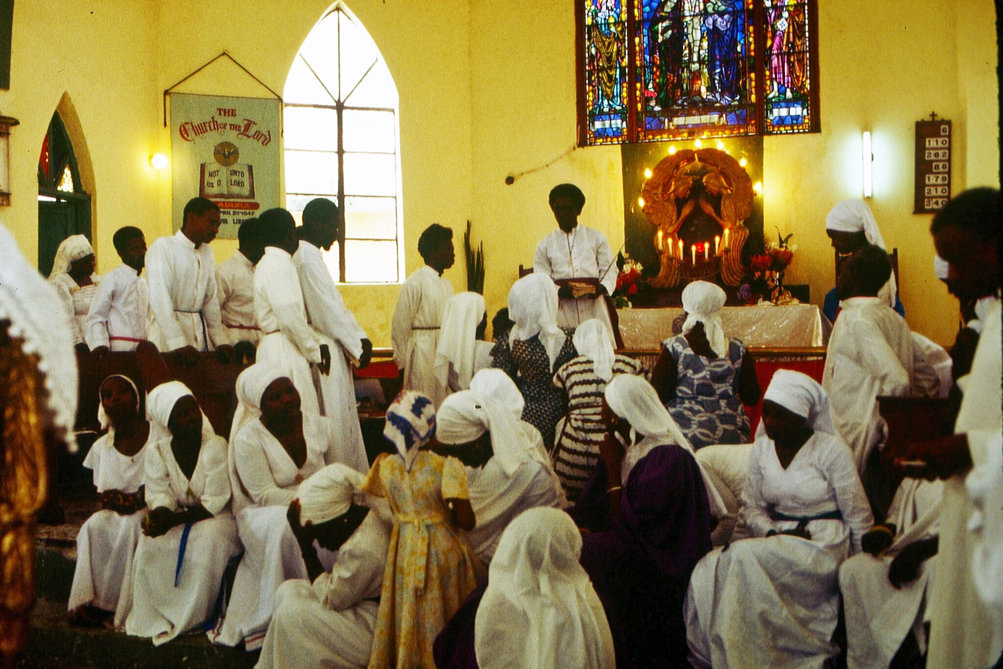In Nigeria, Ana mergea des la biserica aladura alaturi de parintii ei