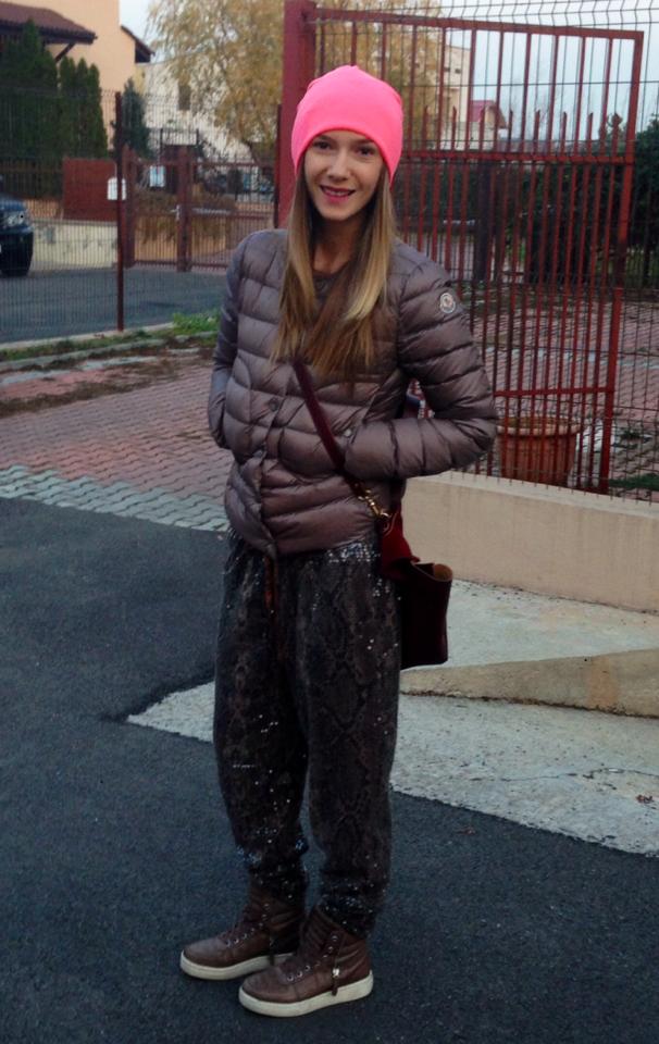 Dupa Laura, si Adela a purtat pantaloni sclipitori, la o iesire cu prietenele, la cafea