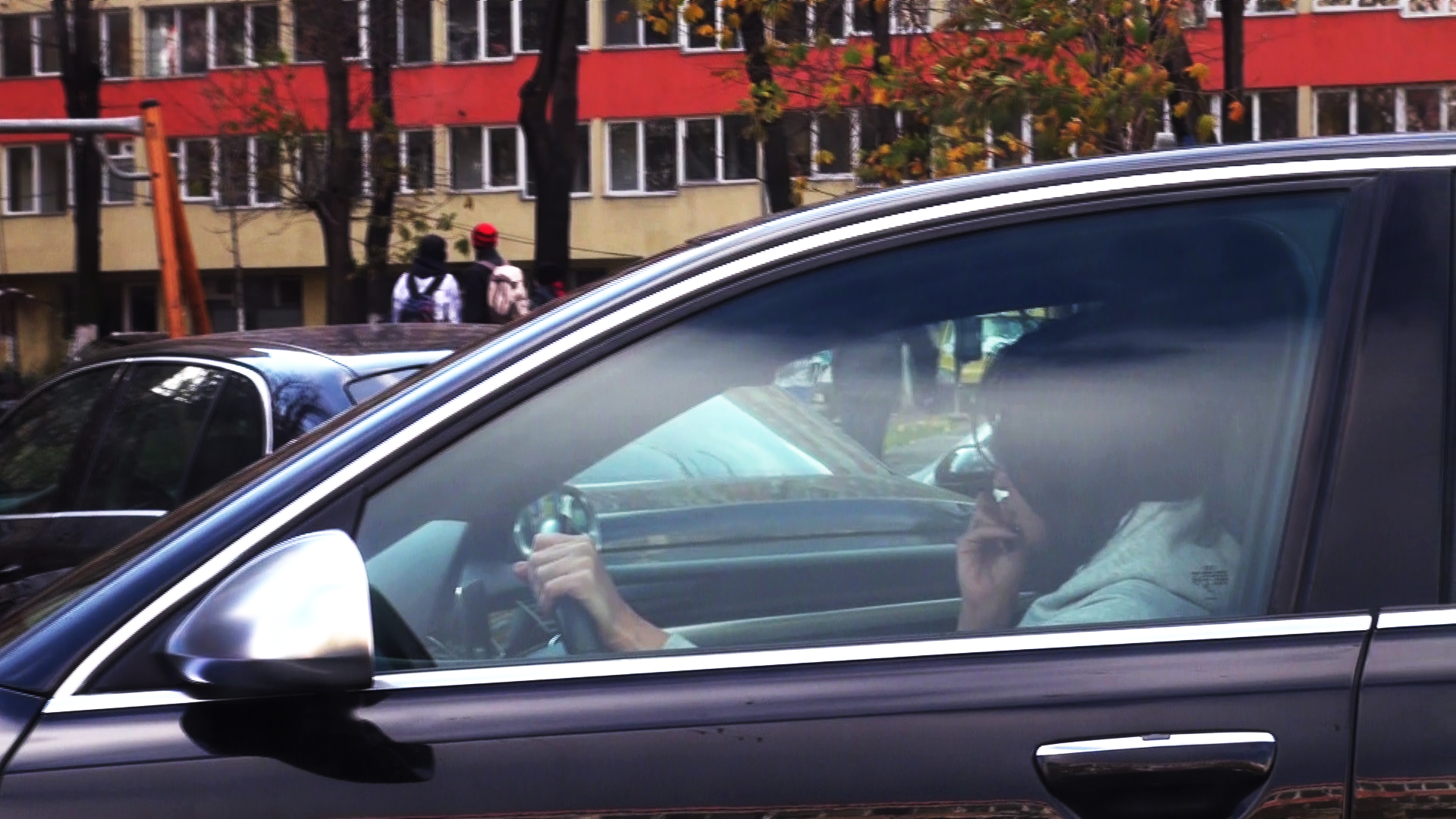 Cand crede ca nu o vede nimeni, Nicoleta Luciu incepe sa-si roada unghiile