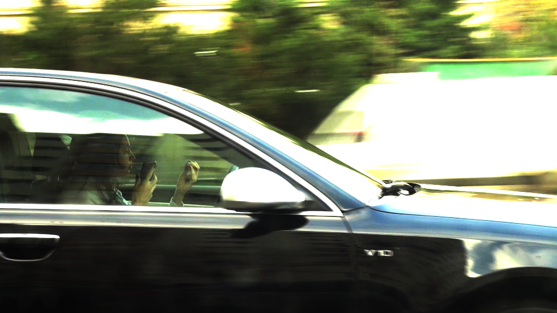 Cu gura plina de mancare, bruneta vorbeste incontinuu la telefonul mobil