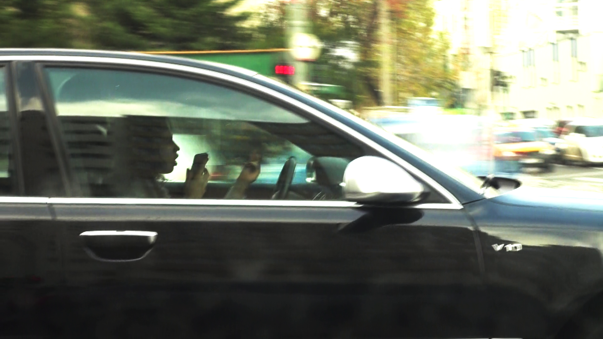 Nicoleta este mai preocupata de conversatie decat sa puna mainile pe volan